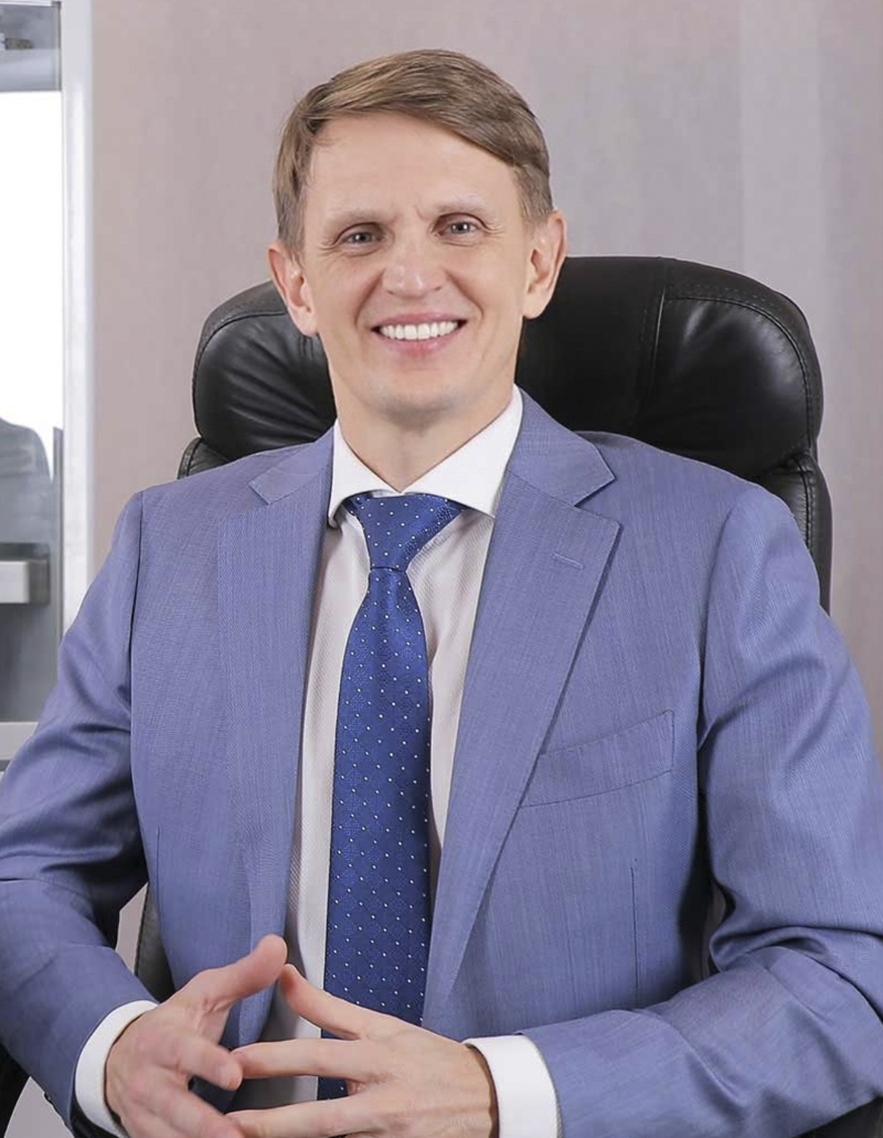 Roman Tsibulsky fondatore e proprietario della società www.Kapsulator.ru Apparecchiature per la produzione di capsule di olio in capsule di gelatina tonde